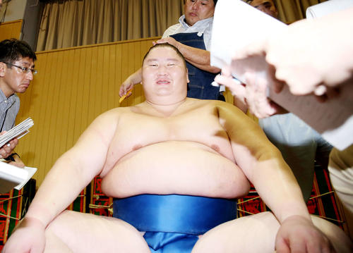 白鵬を破り、支度部屋で笑顔の逸ノ城（撮影・河田真司）