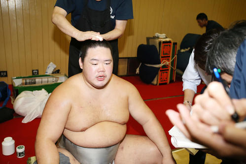 鶴竜との取組後、記者の質問に答える明生（撮影・河田真司）
