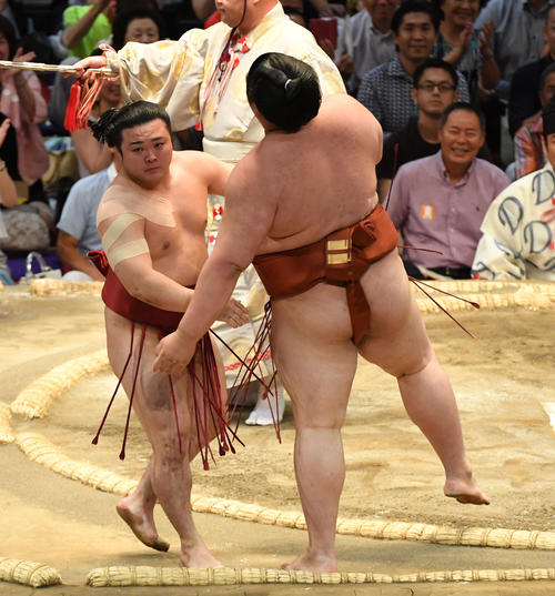 炎鵬（左）は貴源治を足取りで破る（撮影・前岡正明）