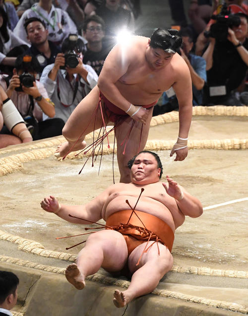 大相撲名古屋場所9日目　阿炎に上手投げで負ける御嶽海（撮影・奥田泰也）