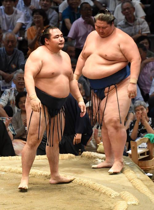 大相撲名古屋場所10日目　鶴竜（左）が押し出しで逸ノ城に勝利する（撮影・奥田泰也）