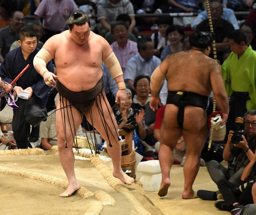 大相撲名古屋場所10日目　白鵬（が左）突き落としで玉鷲に勝利する（撮影・奥田泰也）
