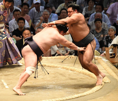 大相撲名古屋場所10日目　妙義龍（左）は押し出しで松鳳山に勝利する（撮影・奥田泰也）
