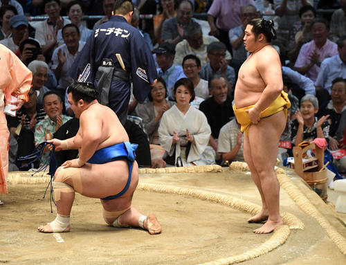 大相撲名古屋場所10日目　遠藤（右）が上手投げで琴奨菊に勝利する（撮影・奥田泰也）