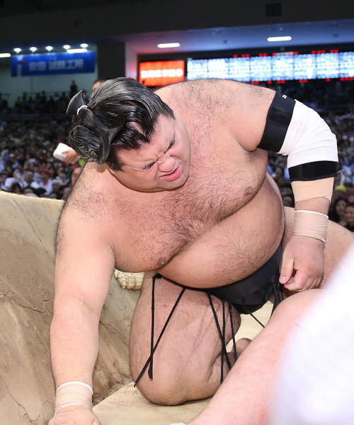 正代に突き落としで敗れ、険しい表情を見せる高安（撮影・河田真司）