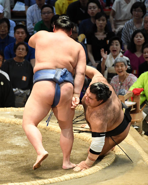 高安（右）は正代に突き落としで敗れる（撮影・前岡正明）