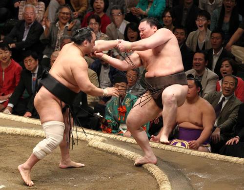 バランスを崩した白鵬（右）は安美錦に難なく押し出される（2012年5月6日撮影・神戸崇利）