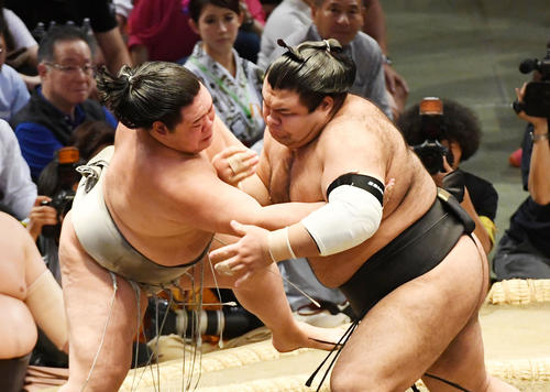 大相撲名古屋場所10日目　激しい攻防を見せる明生（左）と高安（2019年7月16日撮影・前岡正明）