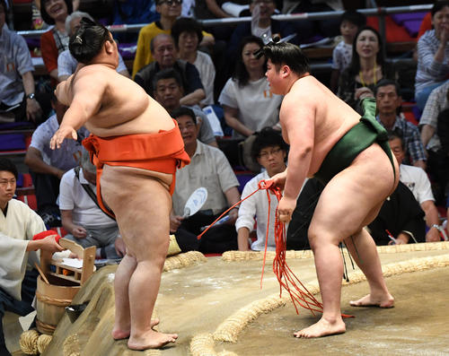 大相撲名古屋場所11日目　貴ノ富士（左）が寄り切りで水戸龍に勝利する（撮影・奥田泰也）