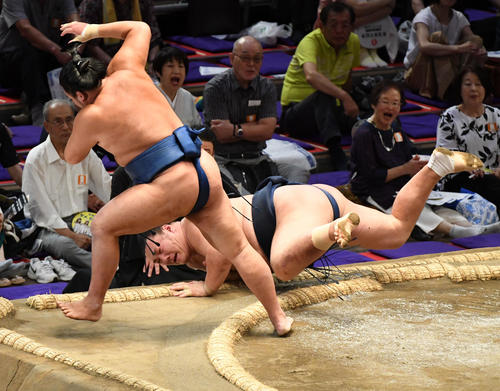 勢（奥）は千代の海に引き落としで敗れる（撮影・前岡正明）