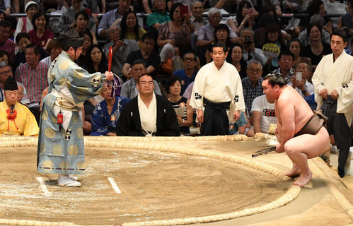 高安が休場のため不戦勝となる白鵬（撮影・奥田泰也）