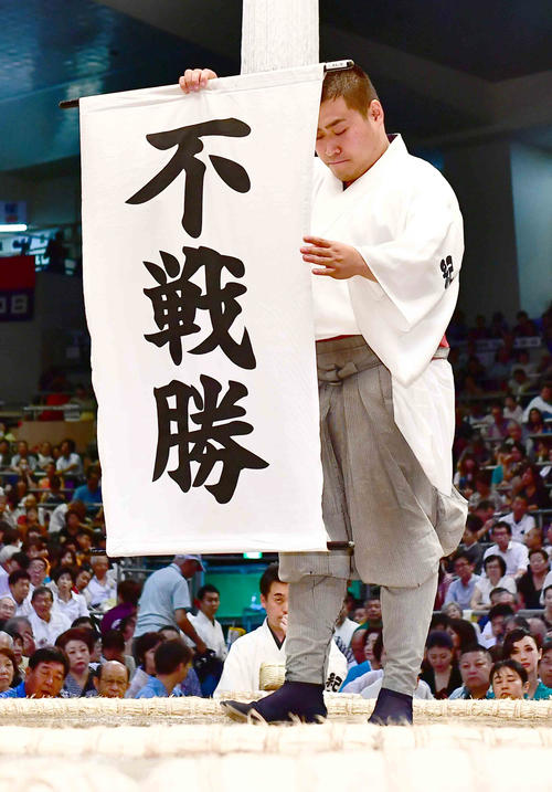 高安の休場により白鵬の不戦勝を知らせる幕が場内に掲げられた（撮影・小沢裕）