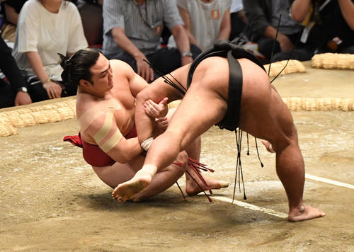 大相撲名古屋場所12日目　松鳳山（右）が押し倒しで炎鵬に勝利する（撮影・奥田泰也）
