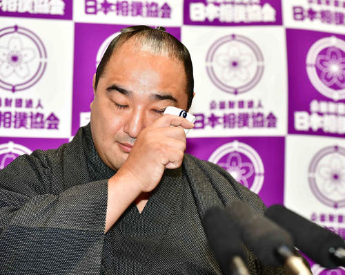 引退会見に臨み目頭をハンカチでぬぐう安美錦（撮影・小沢裕）