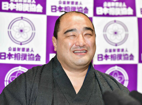 引退会見で笑顔を見せる安美錦（撮影・小沢裕）