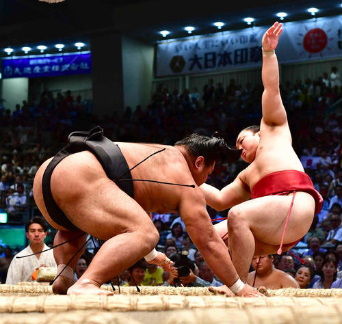 炎鵬（右）は押し倒しで松鳳山に敗れる（撮影・小沢裕）