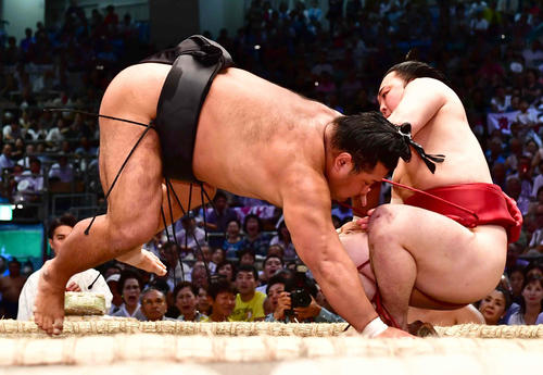 炎鵬（右）は押し倒しで松鳳山に敗れる（撮影・小沢裕）