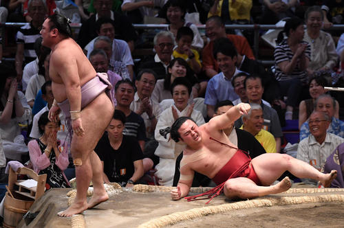 大相撲名古屋場所13日目　琴恵光（左）に小手投げで負けた炎鵬は悔しい表情を見せる（撮影・奥田泰也）
