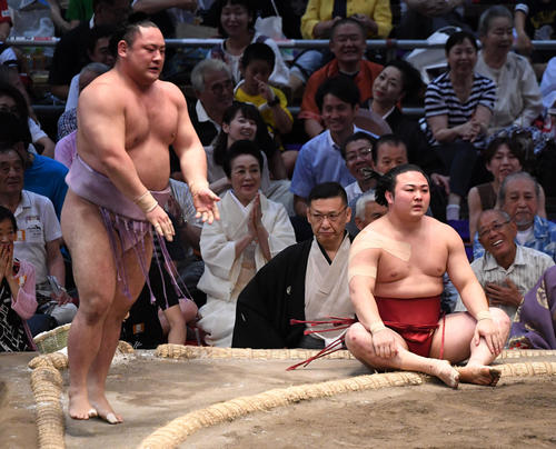 大相撲名古屋場所13日目　琴恵光（左）に小手投げで負けた炎鵬は悔しい表情を見せる（撮影・奥田泰也）