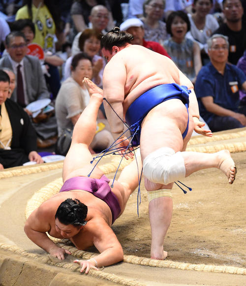 大相撲名古屋場所13日目　碧山（右）にはたき込みで破れる朝乃山（左）（撮影・森本幸一）