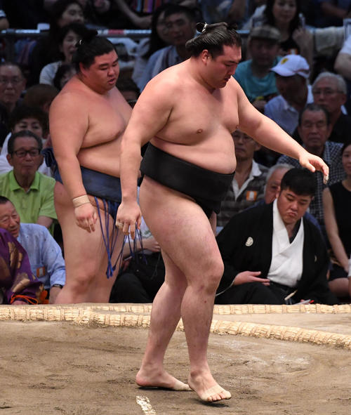 大相撲名古屋場所13日目　竜電（右）が押し出して正代に勝利する（撮影・奥田泰也）