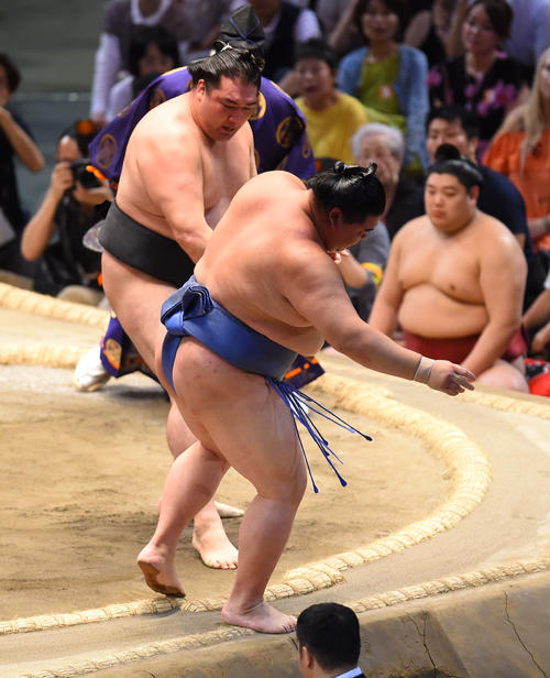 大相撲名古屋場所13日目　正代（手前）を押し出しで破る竜電（奥）（撮影・森本幸一）