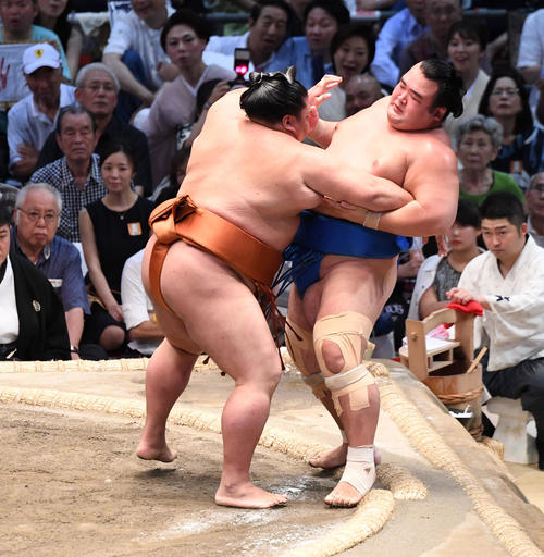 大相撲名古屋場所13日目　御嶽海（左）が寄り切りで琴奨菊に勝利する（撮影・奥田泰也）