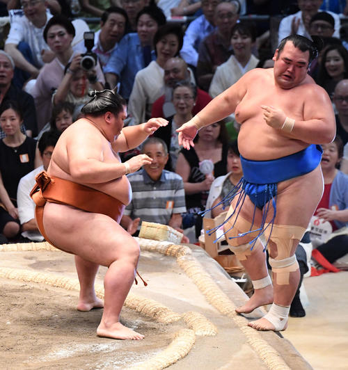 大相撲名古屋場所13日目　御嶽海（左）が寄り切りで琴奨菊に勝利する（撮影・奥田泰也）