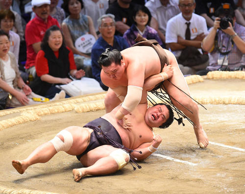 大相撲名古屋場所13日目　妙義龍（下）を小手投げで破る白鵬（上）（撮影・森本幸一）