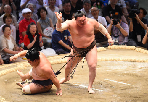 大相撲名古屋場所13日目　妙義龍（左）を小手投げで破る白鵬（右）（撮影・森本幸一）