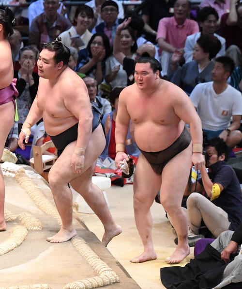 大相撲名古屋場所13日目　友風に負けた鶴竜（左）を見る白鵬（撮影・奥田泰也）