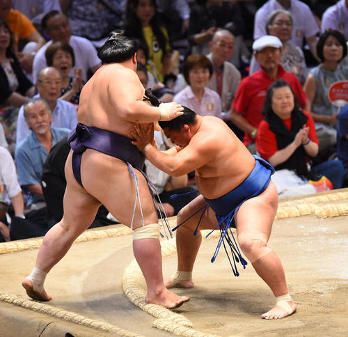 大相撲名古屋場所13日目　阿武咲（左）を押しだしで破る照強（右）（撮影・森本幸一）