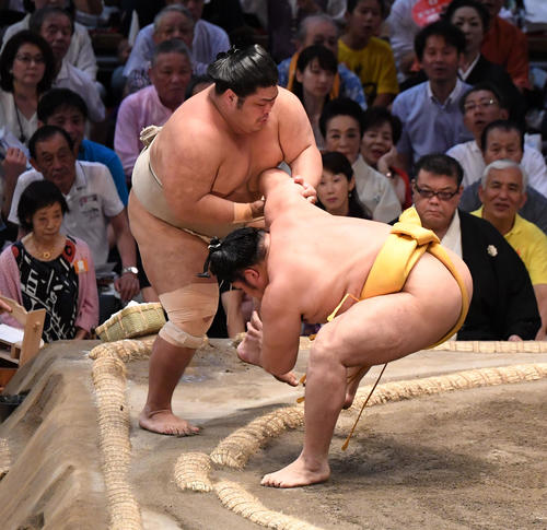 大相撲名古屋場所13日目　遠藤（右）は寄り切りで志摩ノ海に勝利する（撮影・奥田泰也）