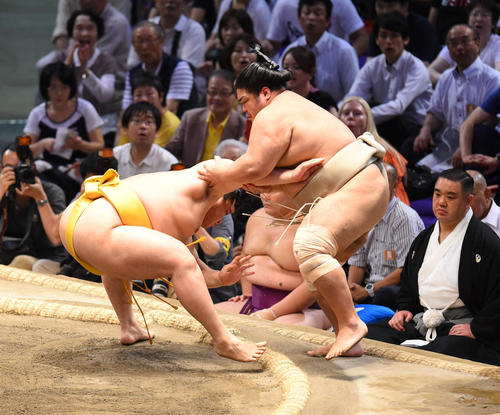 大相撲名古屋場所13日目　志摩ノ海（右）を寄りきりで破る遠藤（左）（撮影・森本幸一）