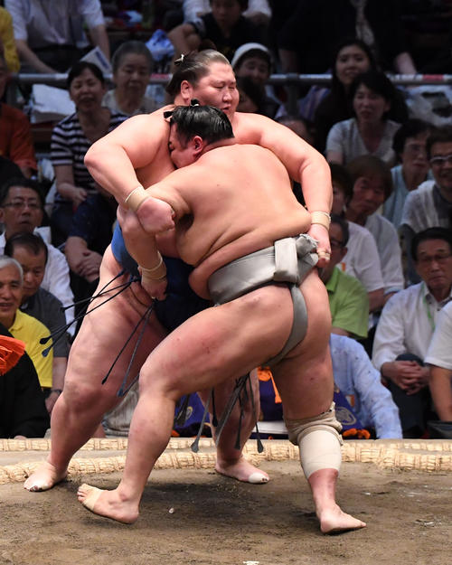 大相撲名古屋場所13日目　北勝富士（手前）が寄り切りで逸ノ城に勝利する（撮影・奥田泰也）