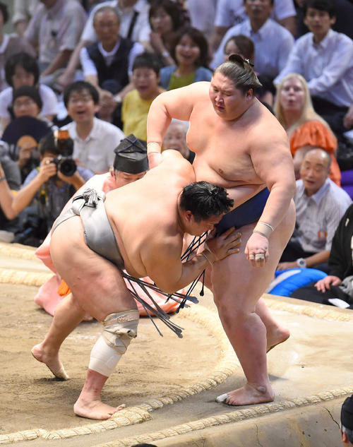 大相撲名古屋場所13日目　逸ノ城（右）を寄りきりで破る北勝富士（左）（撮影・森本幸一）