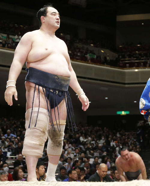 初場所で荒鷲（右下）を上手投げで破る安美錦（2019年1月26日撮影）