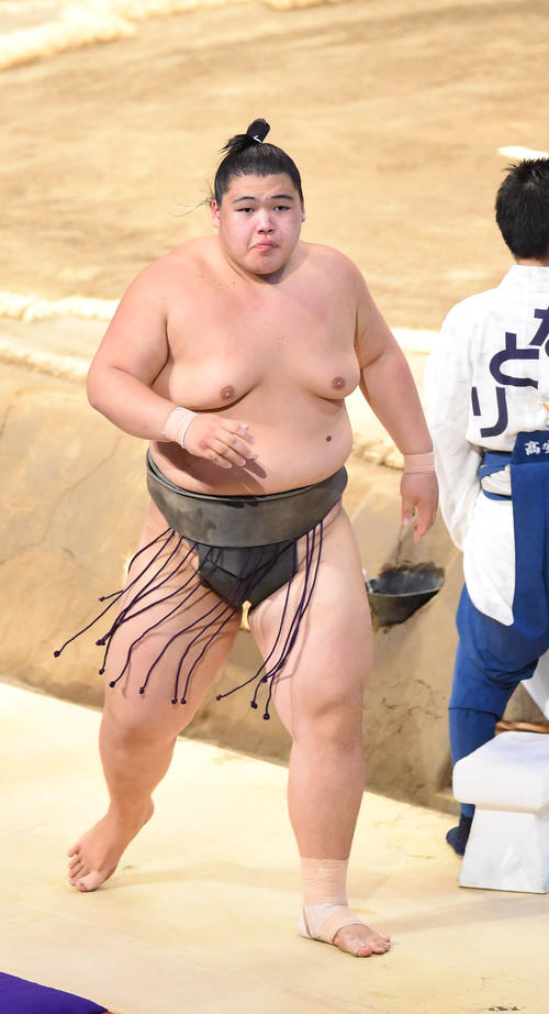 大相撲名古屋場所13日目　勝利し引き上げる納谷（撮影・森本幸一）