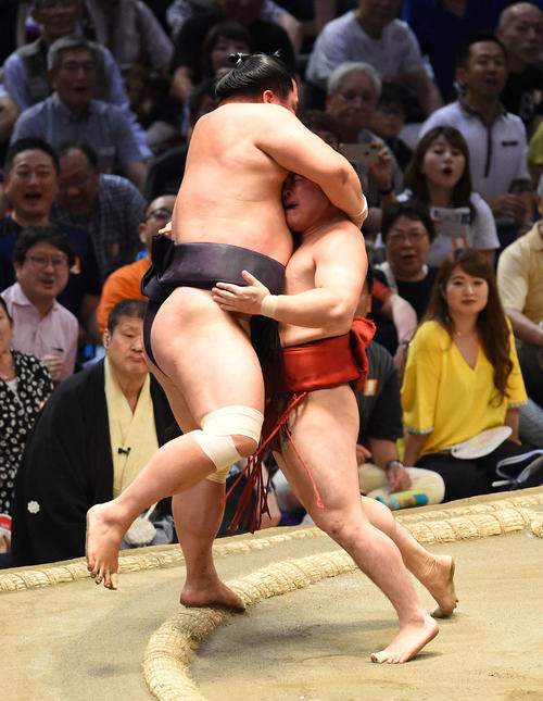 大相撲名古屋場所14日目　妙義龍（左）を寄りきりで破る炎鵬（右）（撮影・森本幸一）