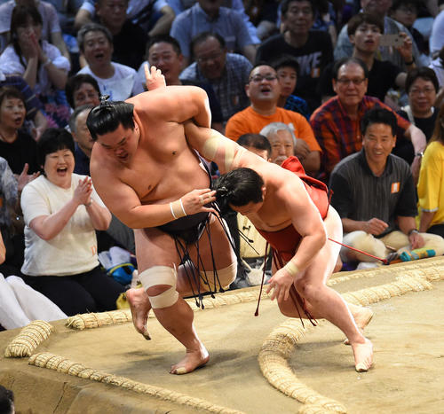 大相撲名古屋場所14日目　妙義龍（左）を寄りきりで破る炎鵬（右）（撮影・森本幸一）