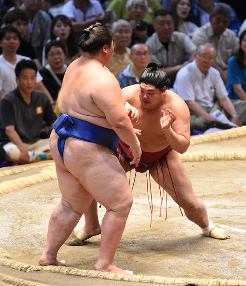 大相撲名古屋場所14日目　逸ノ城（左）を押し出しで破る阿炎（右）（撮影・森本幸一）