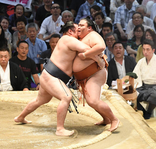 大相撲名古屋場所14日目　鶴竜（左）が寄り切りで御嶽海に勝利する（撮影・奥田泰也）