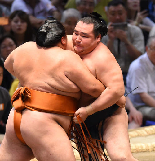 大相撲名古屋場所14日目　御嶽海（左）を寄りきりで破る鶴竜（右）（撮影・森本幸一）