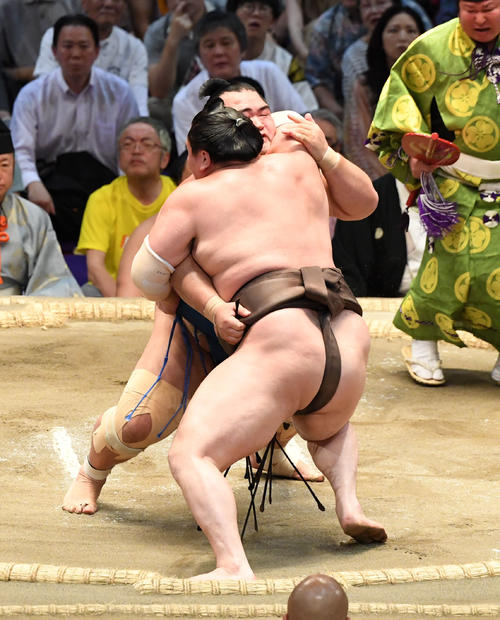 大相撲名古屋場所14日目　琴奨菊が寄り切りで白鵬に勝利する（撮影・奥田泰也）