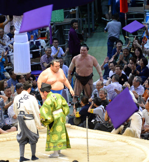 大相撲名古屋場所14日目　琴奨菊（手前）に寄りきりで破れた白鵬（奥）（撮影・森本幸一）