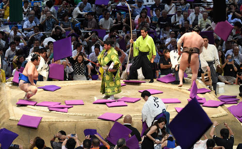 大相撲名古屋場所14日目　琴奨菊（右）が寄り切りで白鵬に勝利、客席から座布団が投げられる（撮影・奥田泰也）