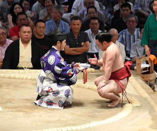 大相撲名古屋場所14日目　炎鵬が寄り切りで妙義龍に勝利する（撮影・奥田泰也）