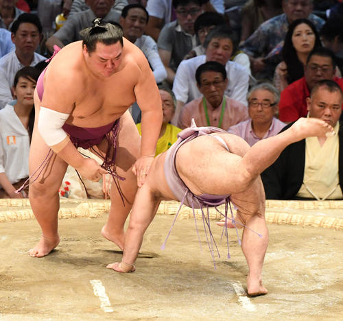 大相撲名古屋場所14日目　友風（左）がはたき込みで琴恵光に勝利する（撮影・奥田泰也）