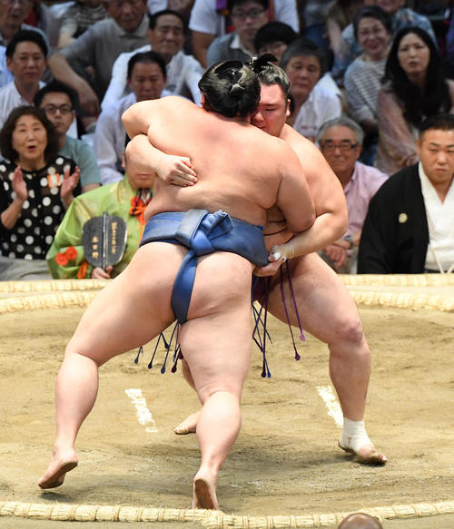 大相撲名古屋場所14日目　朝乃山（右）が寄り切りで正代に勝利する（撮影・奥田泰也）