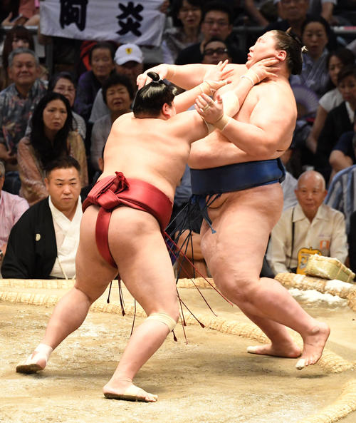 大相撲名古屋場所14日目　阿炎（左）が押し出しで逸ノ城に勝利する（撮影・奥田泰也）